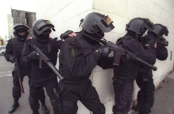 装甲车直接推倒房屋,isis人员立即自爆|特种部队|反恐|恐怖分子_新浪