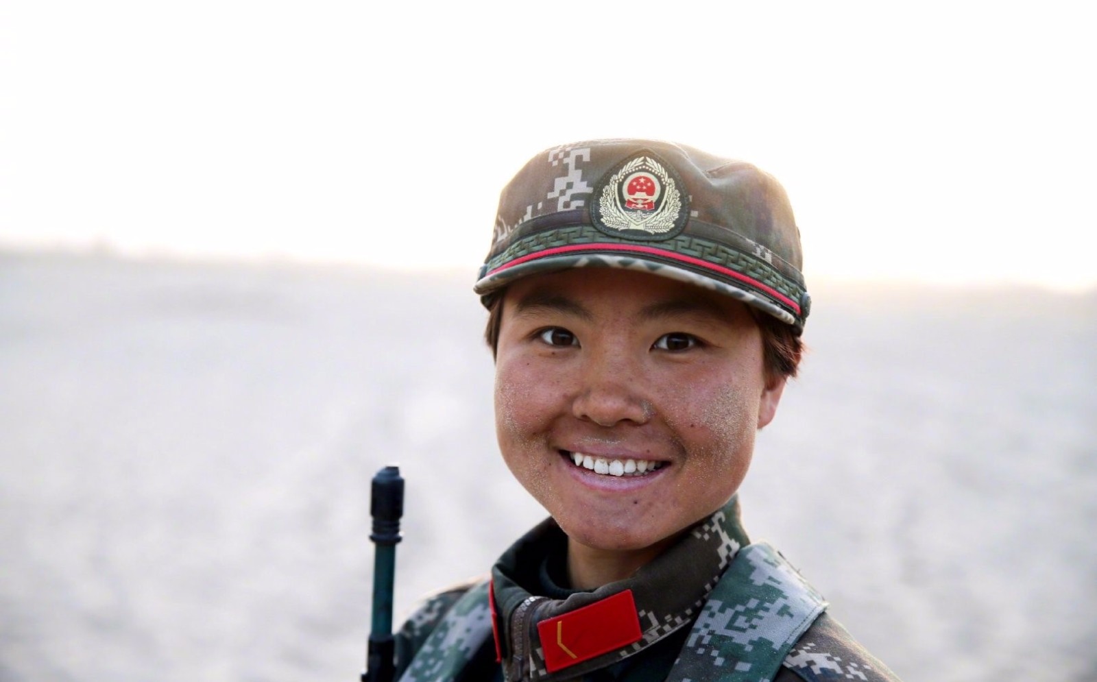 入伍两个月的女兵们顶风沙冒严寒,苦练军事技能,磨砺军人血性!