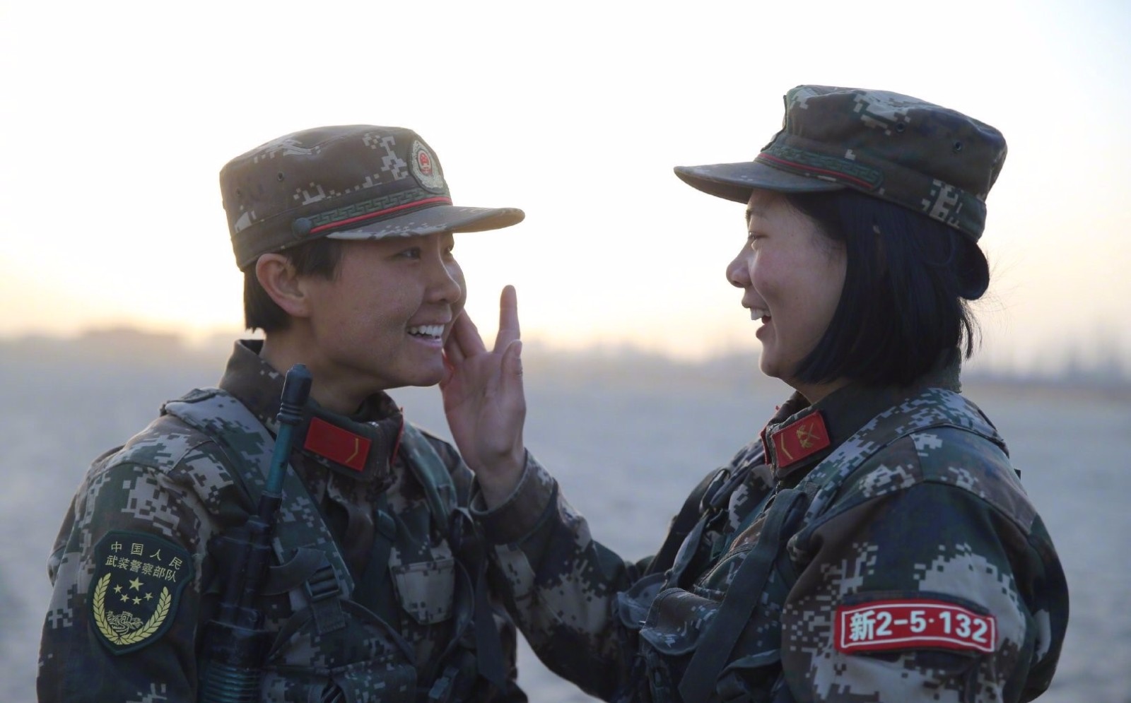 入伍两个月的女兵们顶风沙冒严寒,苦练军事技能,磨砺军人血性!|女兵|风沙|血性|入伍|军人_新浪新闻