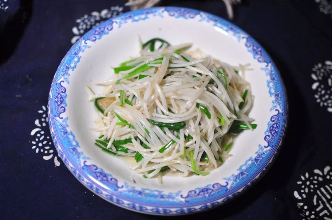 孔府菜里把火腿丝酿进一根豆芽的"酿豆莛"