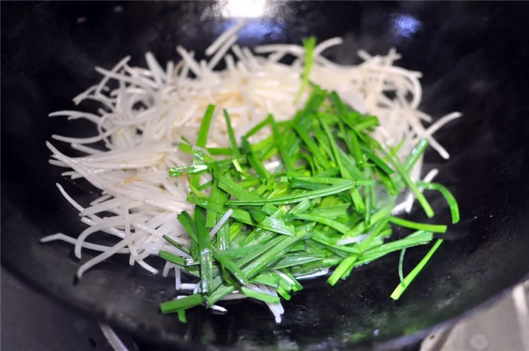 孔府菜里把火腿丝酿进一根豆芽的"酿豆莛"