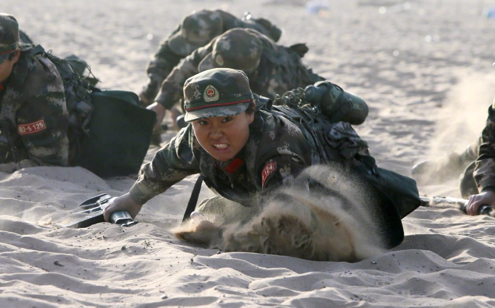 入伍两个月的女兵们顶风沙冒严寒,苦练军事技能,磨砺军人血性!|女兵|风沙|血性|入伍|军人_新浪新闻