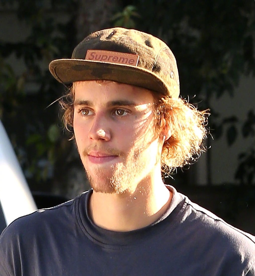 当地时间周二下午,贾斯汀·比伯在西好莱坞离开水疗中心的街拍