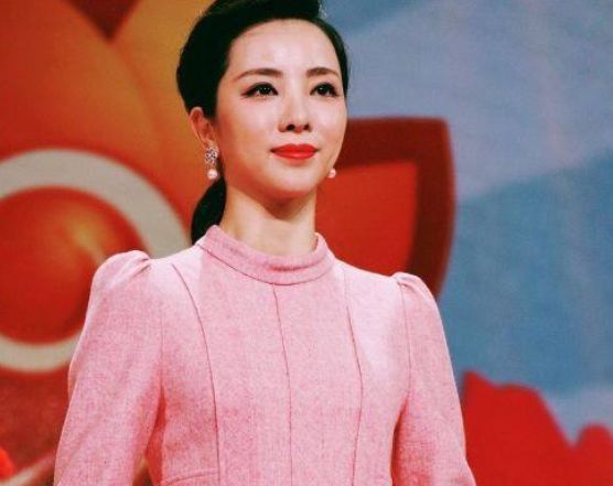 她是央视女主播,嫁给二婚富豪老公,如今32岁长成18岁模样!