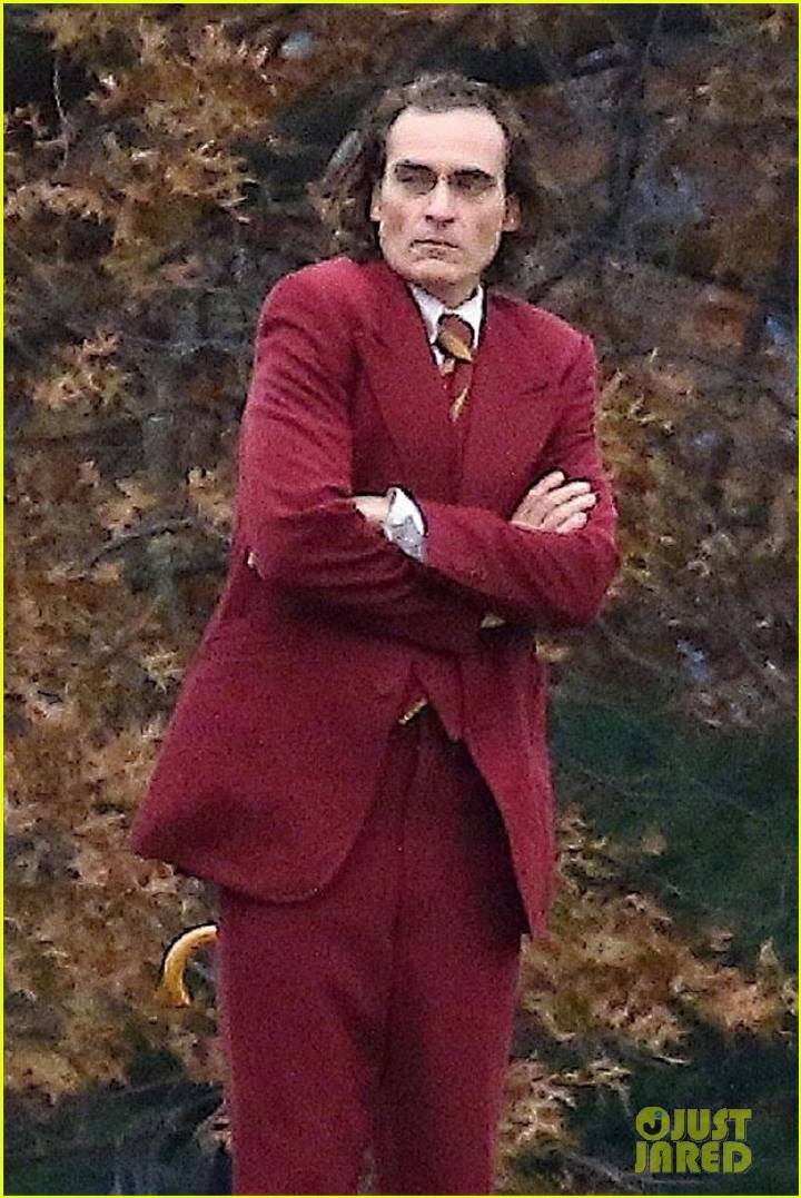 杰昆菲尼克斯主演的小丑个人大电影曝光穿上了红西装出现在墓地