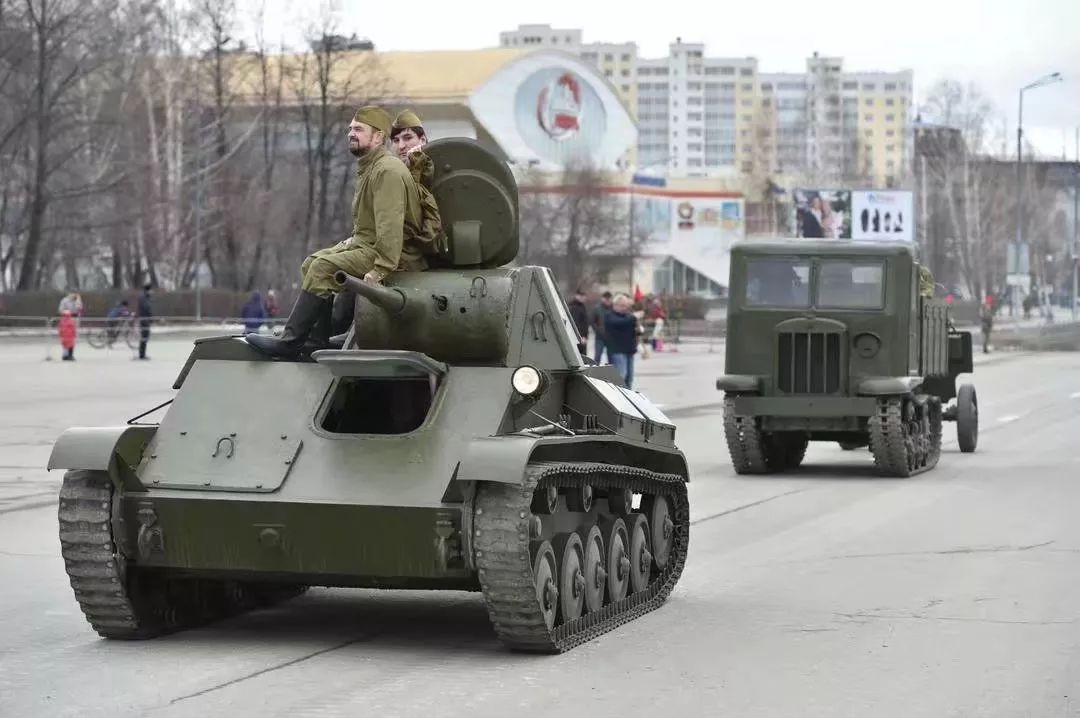 时隔78年:俄罗斯复刻t-35重型坦克再现阅兵场