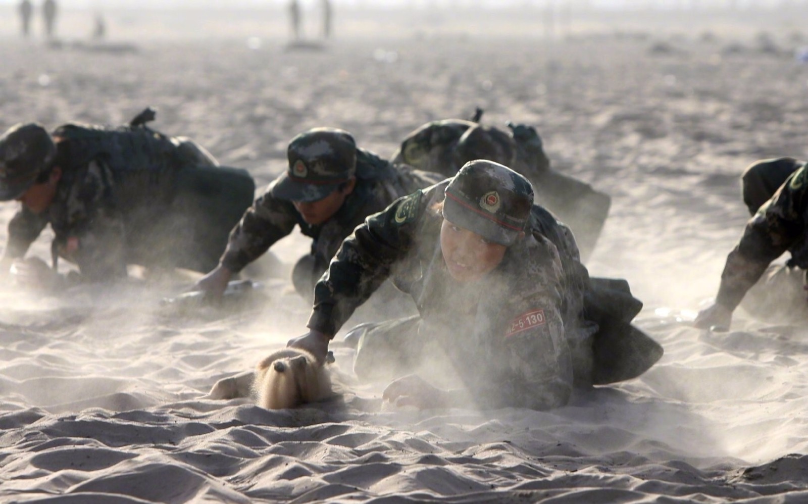 入伍两个月的女兵们顶风沙冒严寒,苦练军事技能,磨砺军人血性!