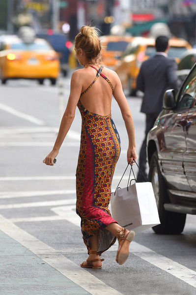 撩人的露背装街拍 清爽夏日这么穿照样优雅时髦