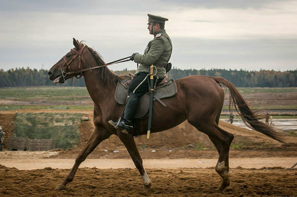 俄罗斯军迷"重现"一战骑兵辉煌,古董坦克也亮相了