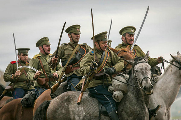 俄罗斯军迷"重现"一战骑兵辉煌,古董坦克也亮相了