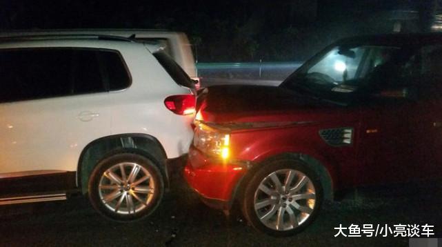 路虎揽运追尾大众途观, 车主: 不愧是神车, 把我的车都撞报废了