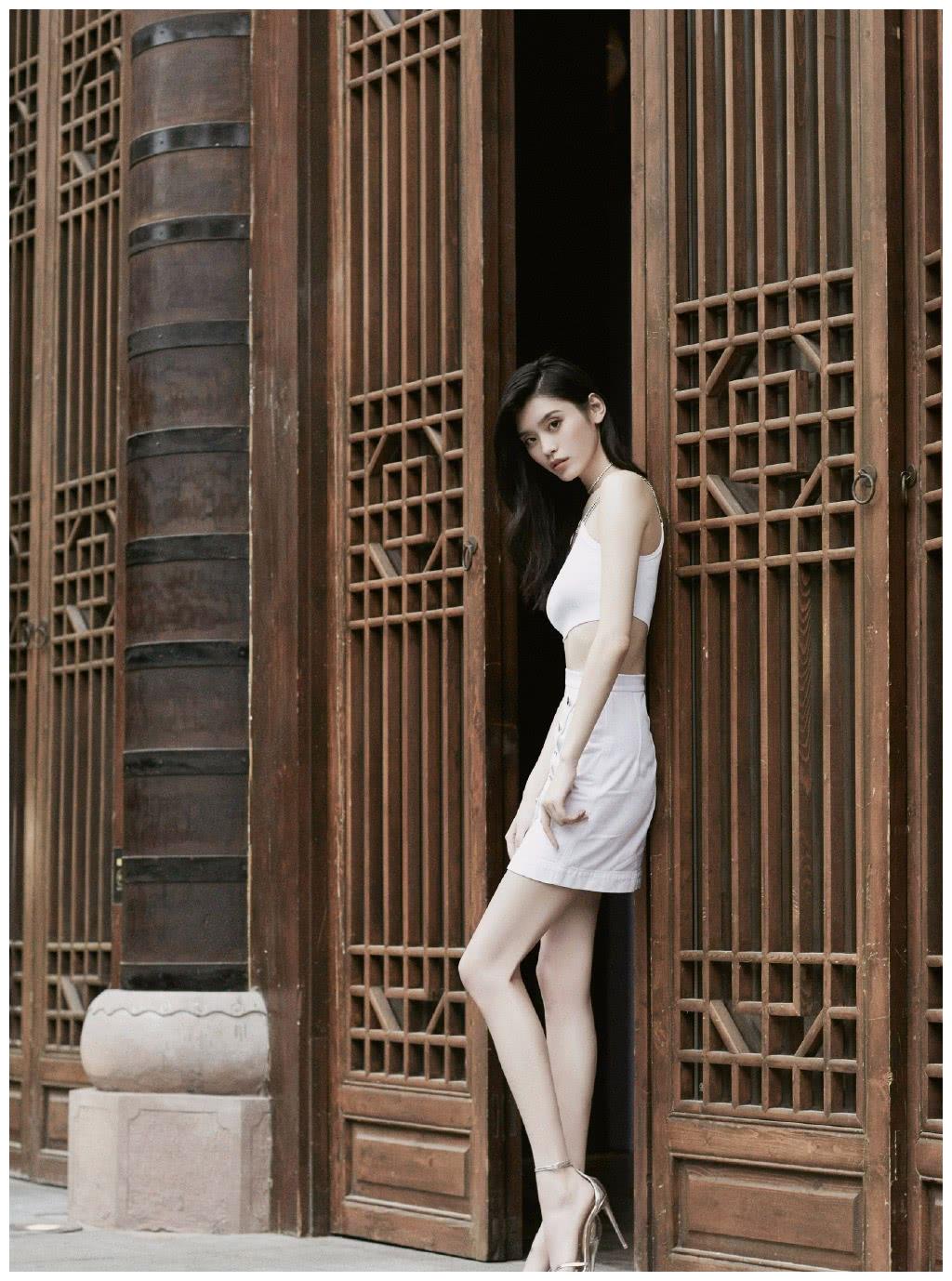 奚梦瑶机场不走秀了?黑t破洞牛仔裤秀长腿,网友:终于抛弃吊带