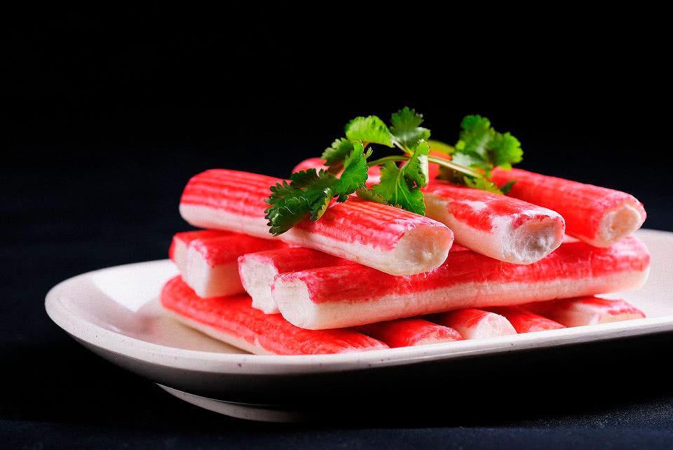 4 ,蟹柳 蟹柳又叫蟹棒,除了蟹柳还有鱼排,蟹排和鱼丸儿一类的.