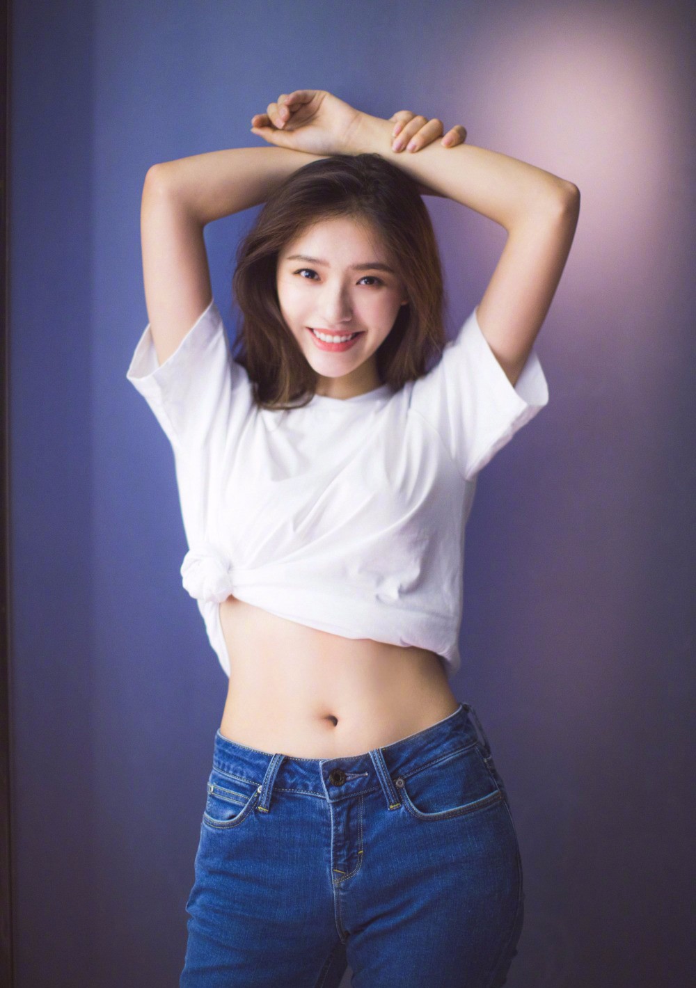 林允晒美照露出性感小肚脐,白t恤牛仔裤女神范十足