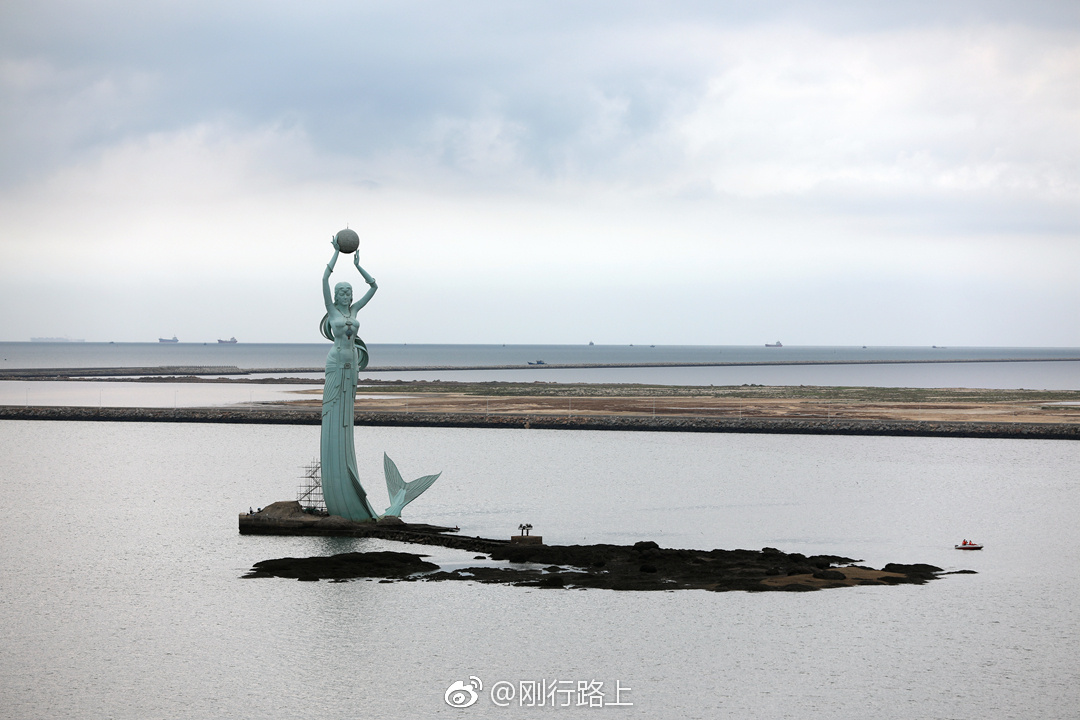 "鲅鱼公主"形象源于一个古老的传说,寓意深刻,美丽动人