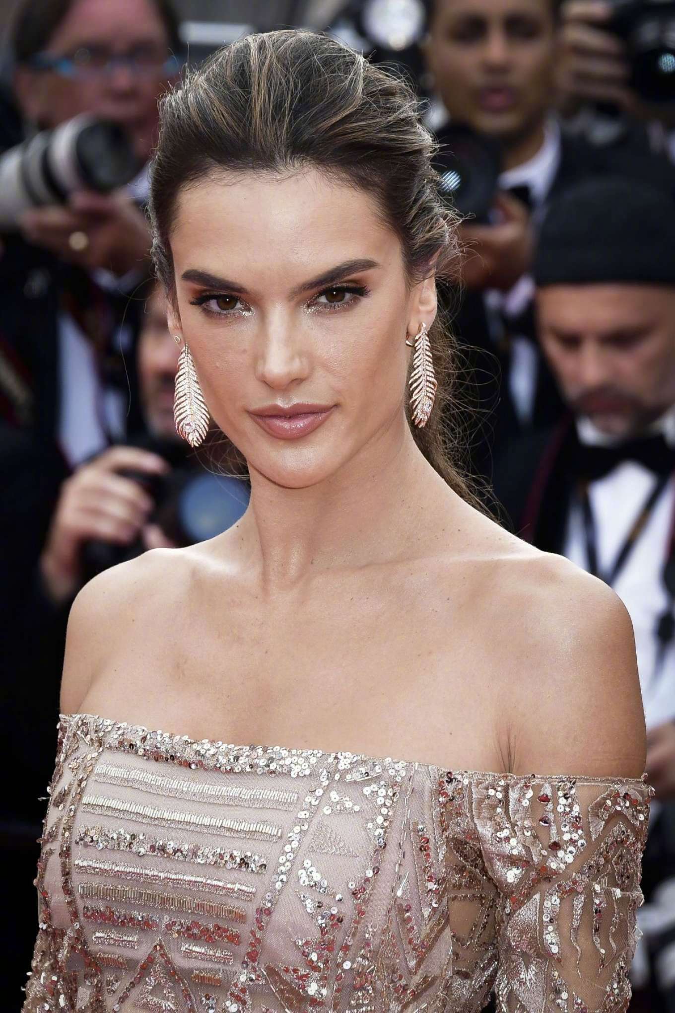 出席thewildpeartree首映红毯的alessandraambrosio