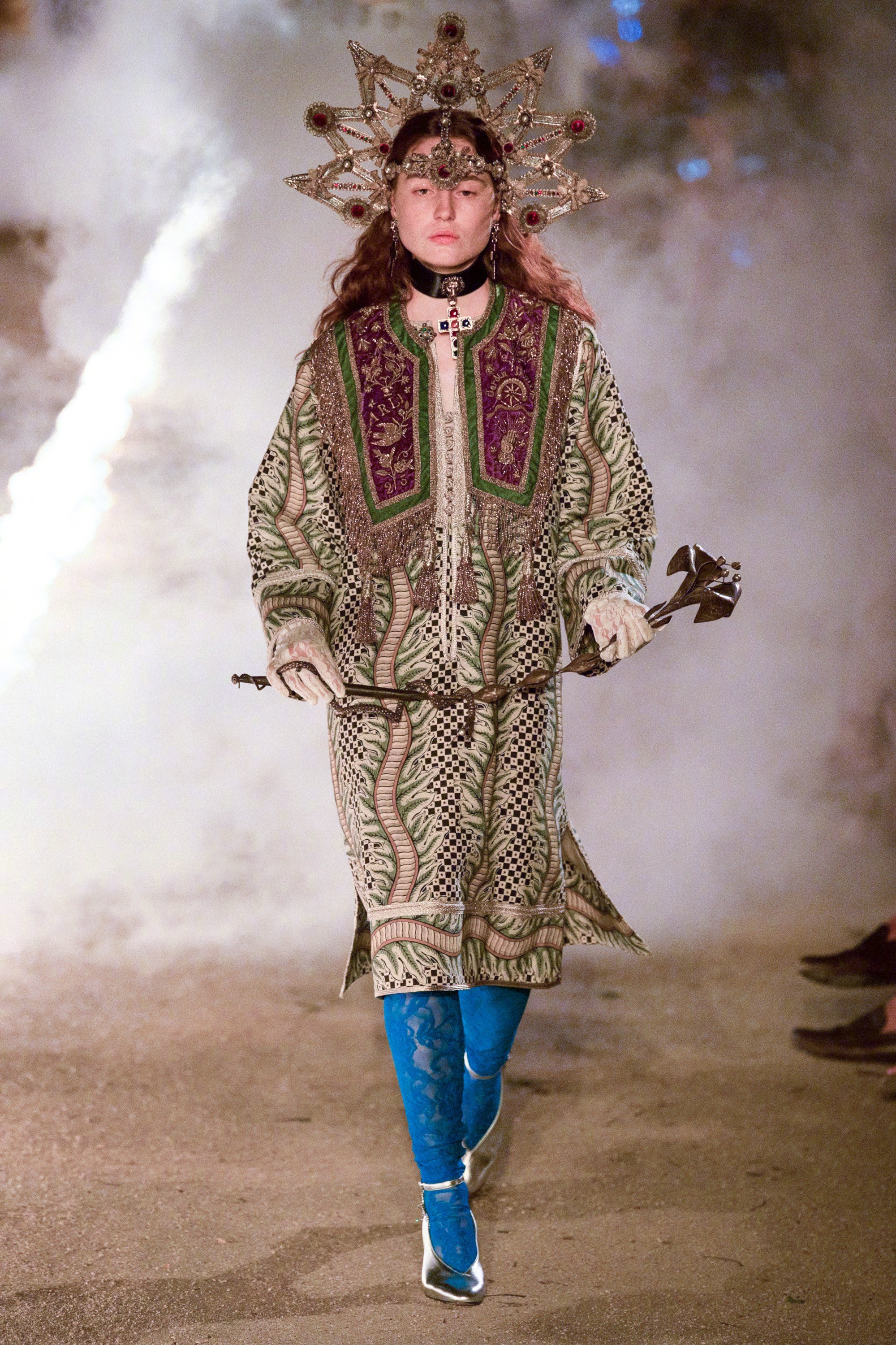 gucci 2019早春度假系列——钟声响起,阴郁的音乐弥漫在空气中