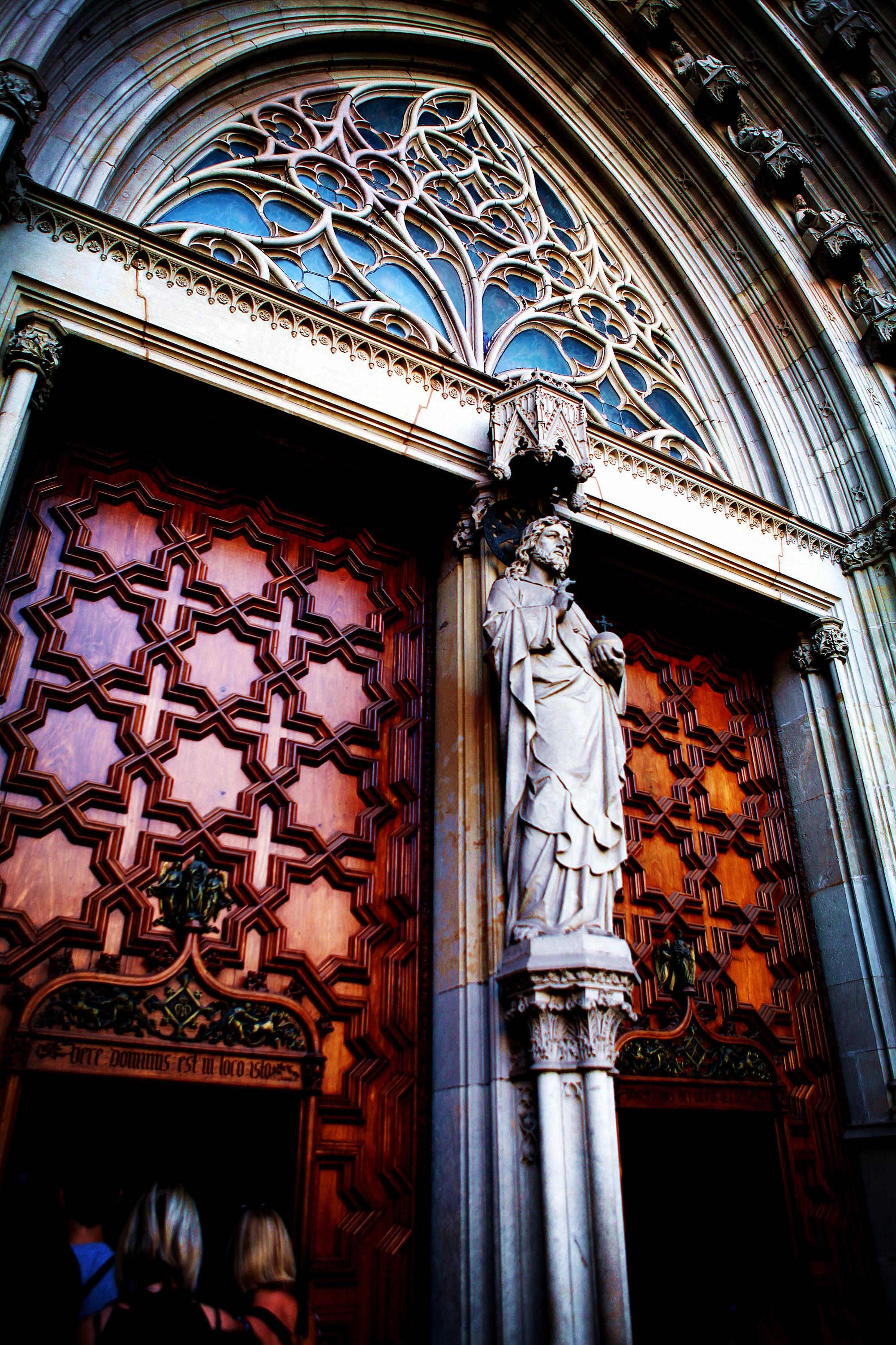 唱诗班收三欧?立马这与高迪圣家堂争宠主教座堂令人心里哇凉哇凉