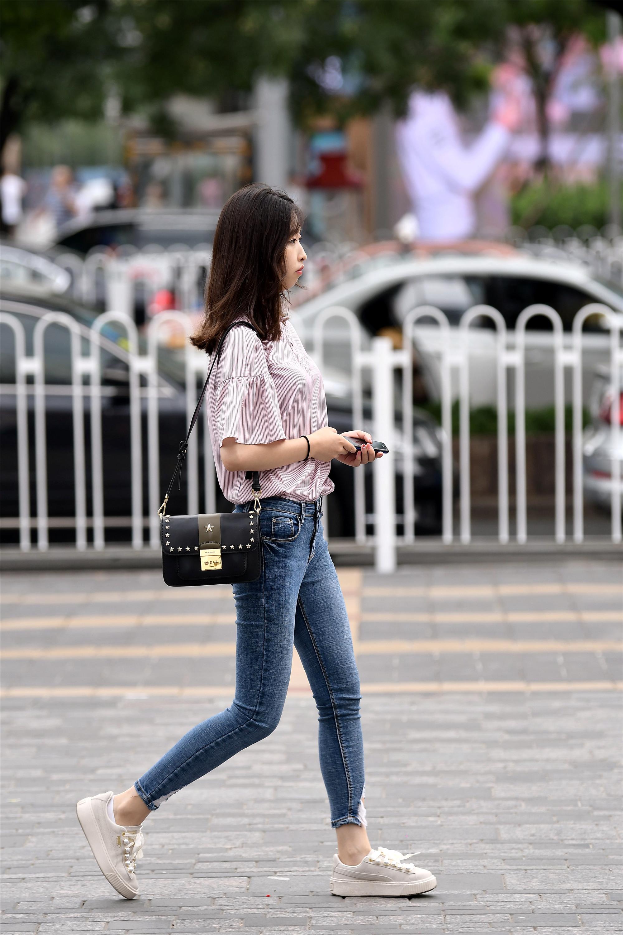 紧身牛仔裤,让初秋的你更有成熟魅力