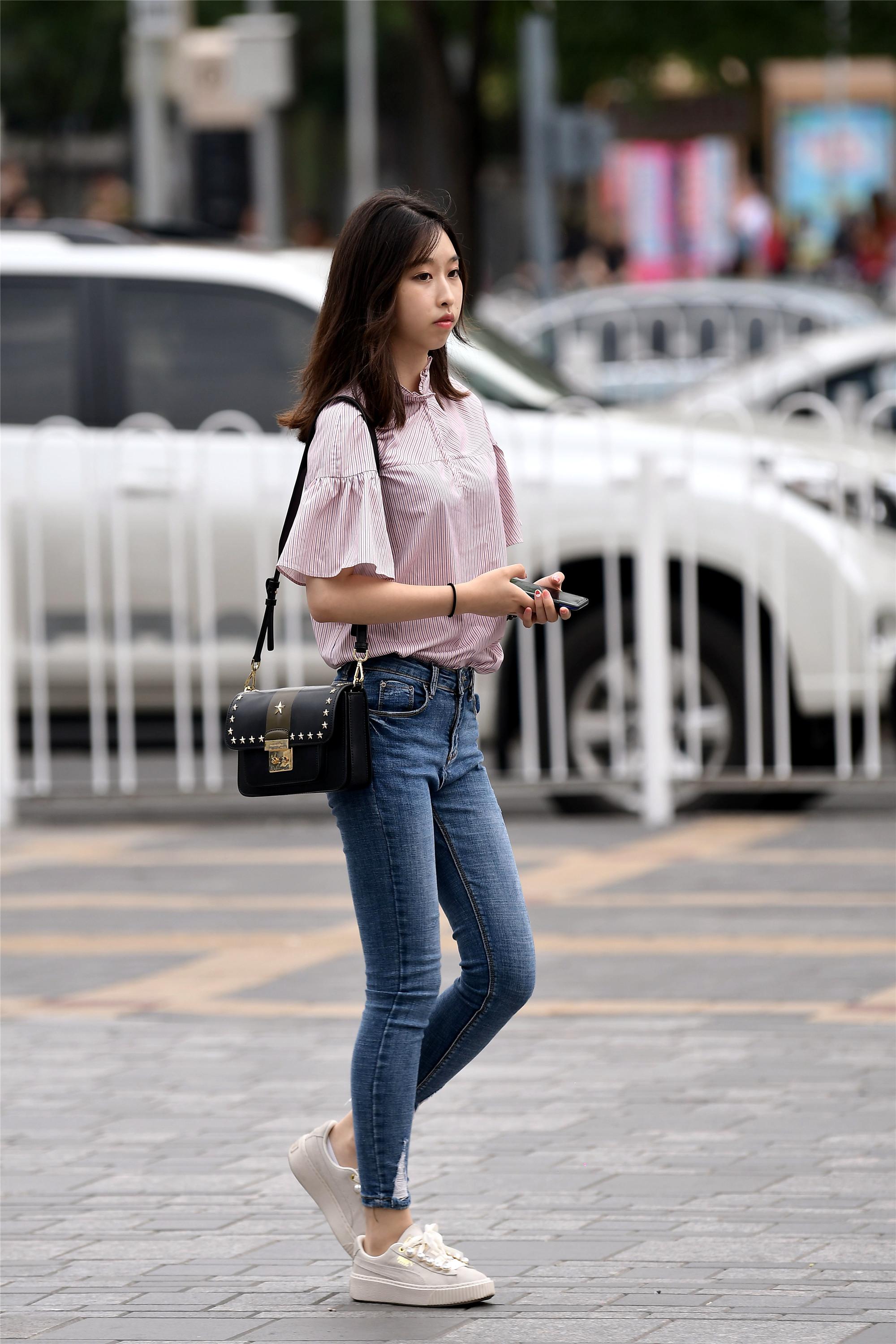 紧身牛仔裤,让初秋的你更有成熟魅力