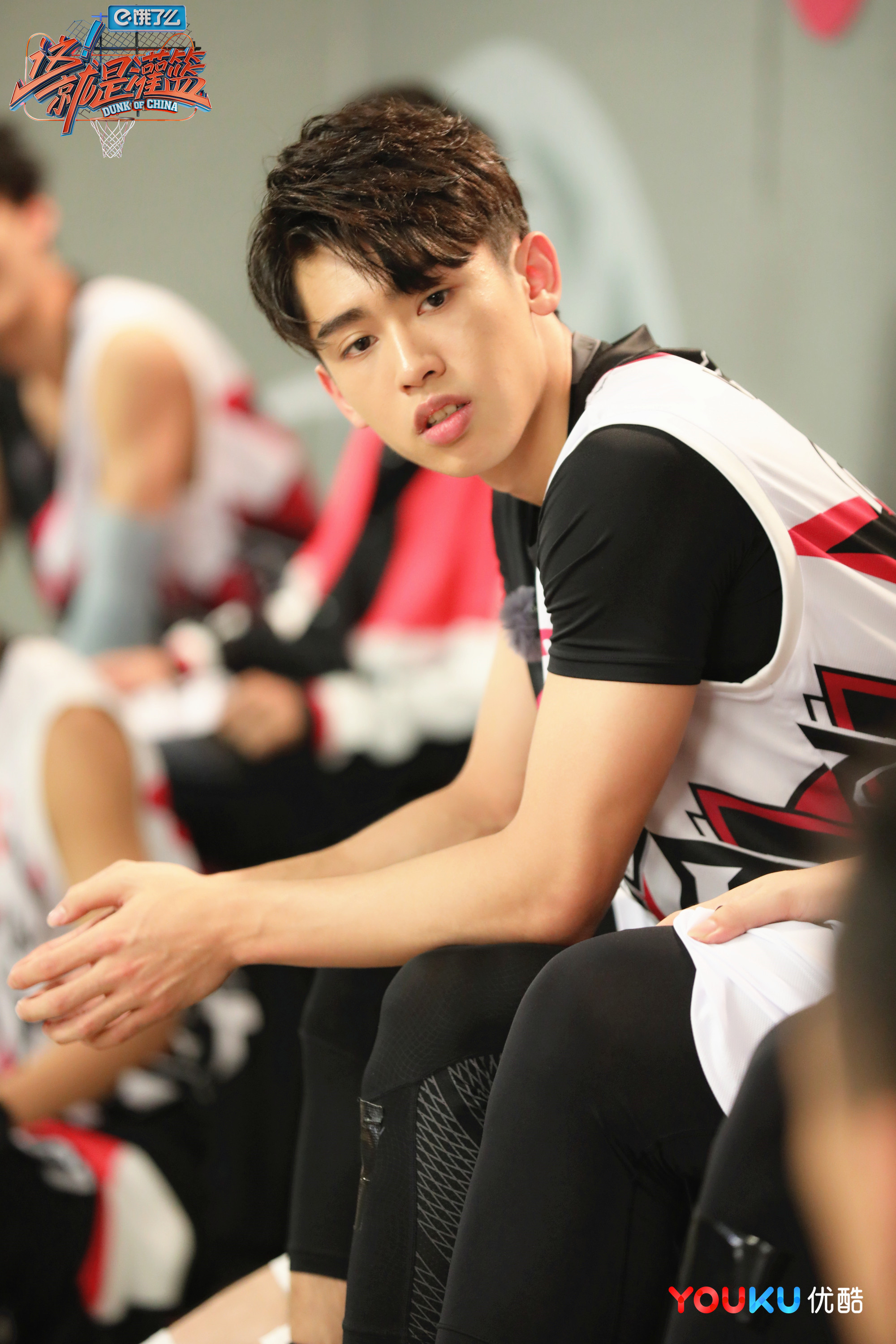 今天由"腹肌小哥哥"@叶文灏harris- 跟大家说晚安~ 带话题 转评赞