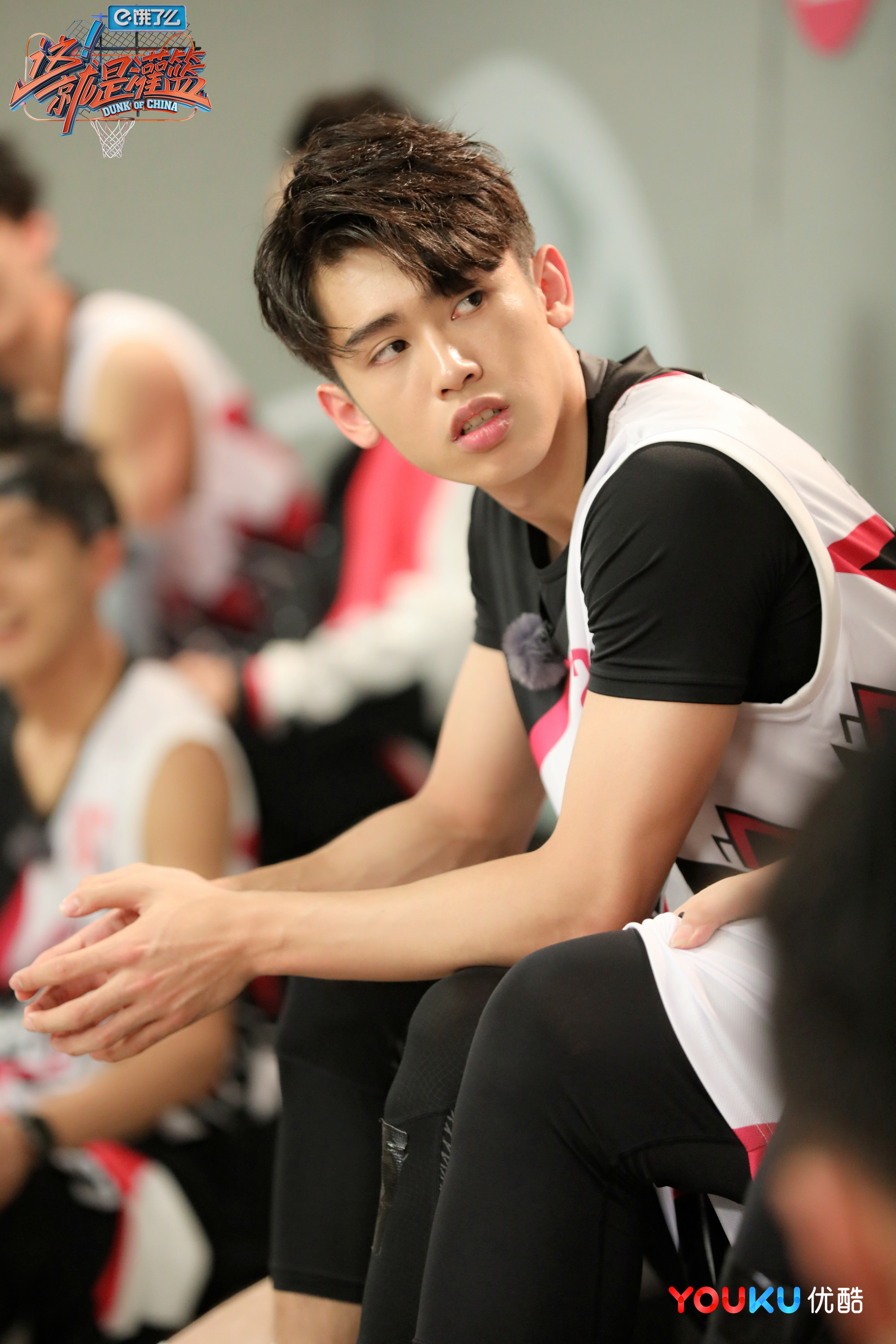 今天由"腹肌小哥哥"@叶文灏harris- 跟大家说晚安~ 带话题 转评赞