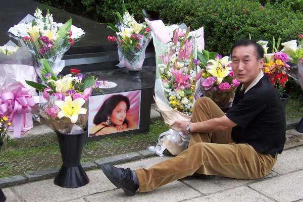 下葬邓丽君灵车邓丽君亲友在灵堂等候邓丽君是华语歌坛举足轻重的人物