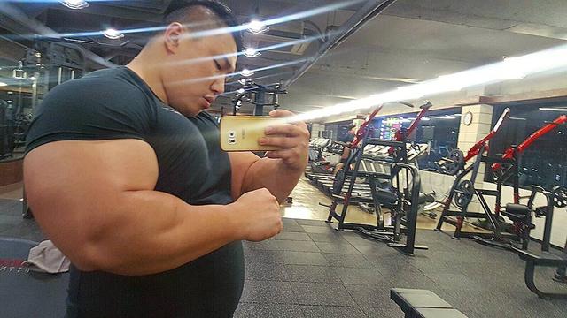 韩国巨臂男,与施瓦辛格合影漫不经心,来中国参加腕力被秒杀!