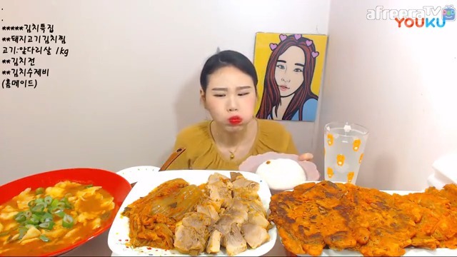 天天吃泡菜的韩国老外,品尝中国叫花鸡,瞬间打