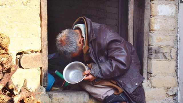 但刚收拾好老人就弄的一团糟,村民们说,虽然老人经常偷吃的偷喝的,但
