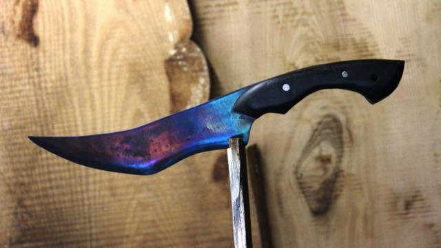 大叔用钢板打造绝世好刀,千锤百炼后的成品,这蓝色的刀太魔性了