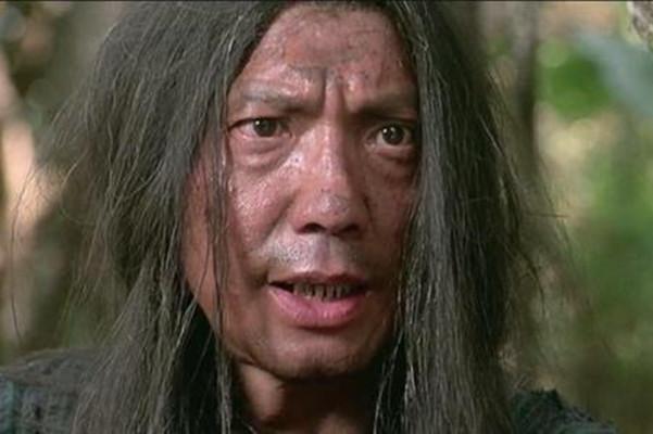 乞丐去世被人用棺木埋葬,挖开坟墓时,令人瞠目结舌!