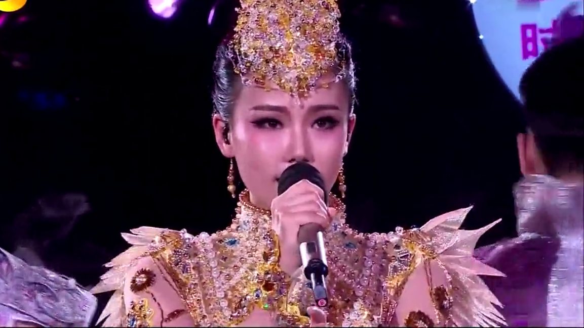 黄龄模仿萨顶顶《万物生》,估计萨顶顶也只敢拿反话筒假唱了!