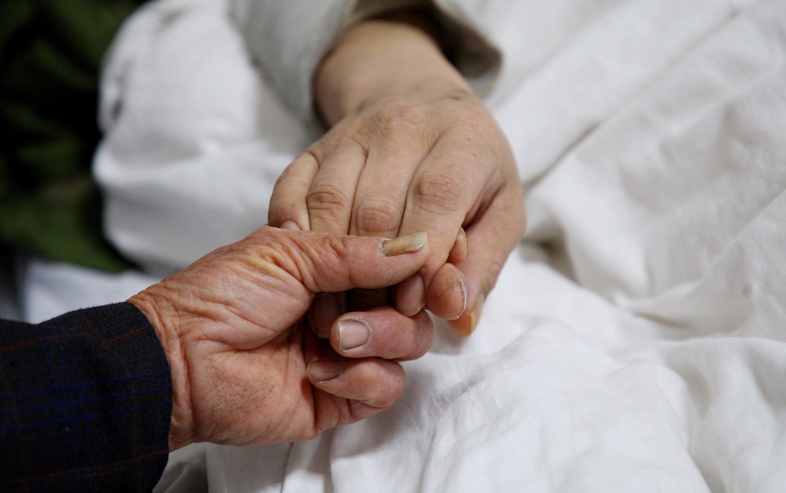 78岁老人哭求:救救我的儿,仨儿就剩这一个了