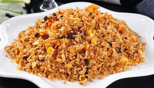 老干妈孜然肉炒饭把饼铛中放上一层豆油,待油热后把擀好的肉饼放到饼