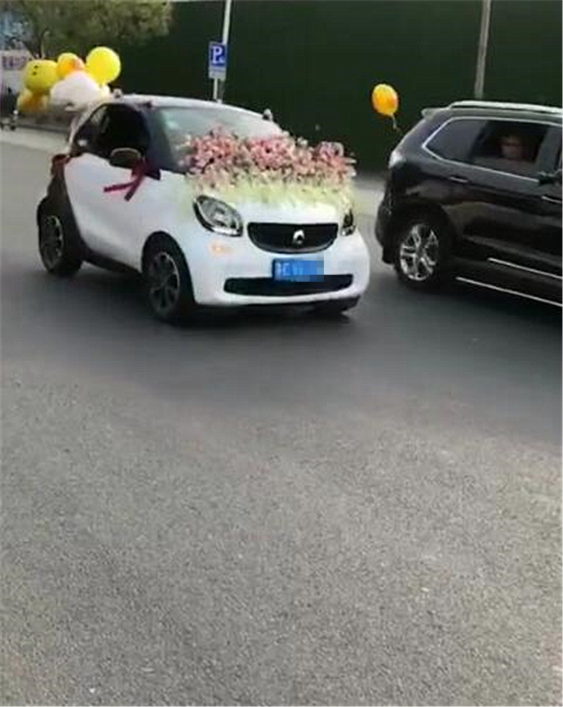 徐州偶遇最"萌"婚车队,清一色奔驰smart,回头率不输豪车