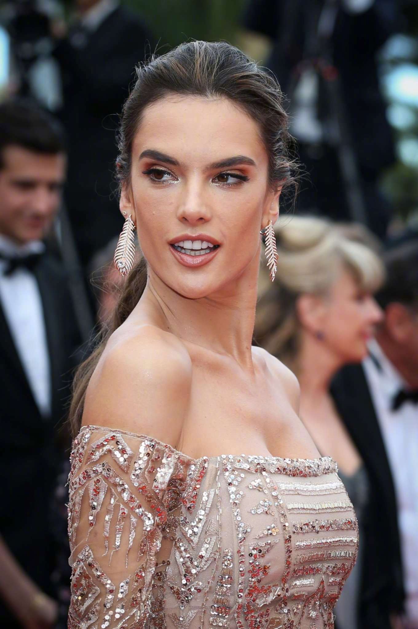 出席thewildpeartree首映红毯的alessandraambrosio