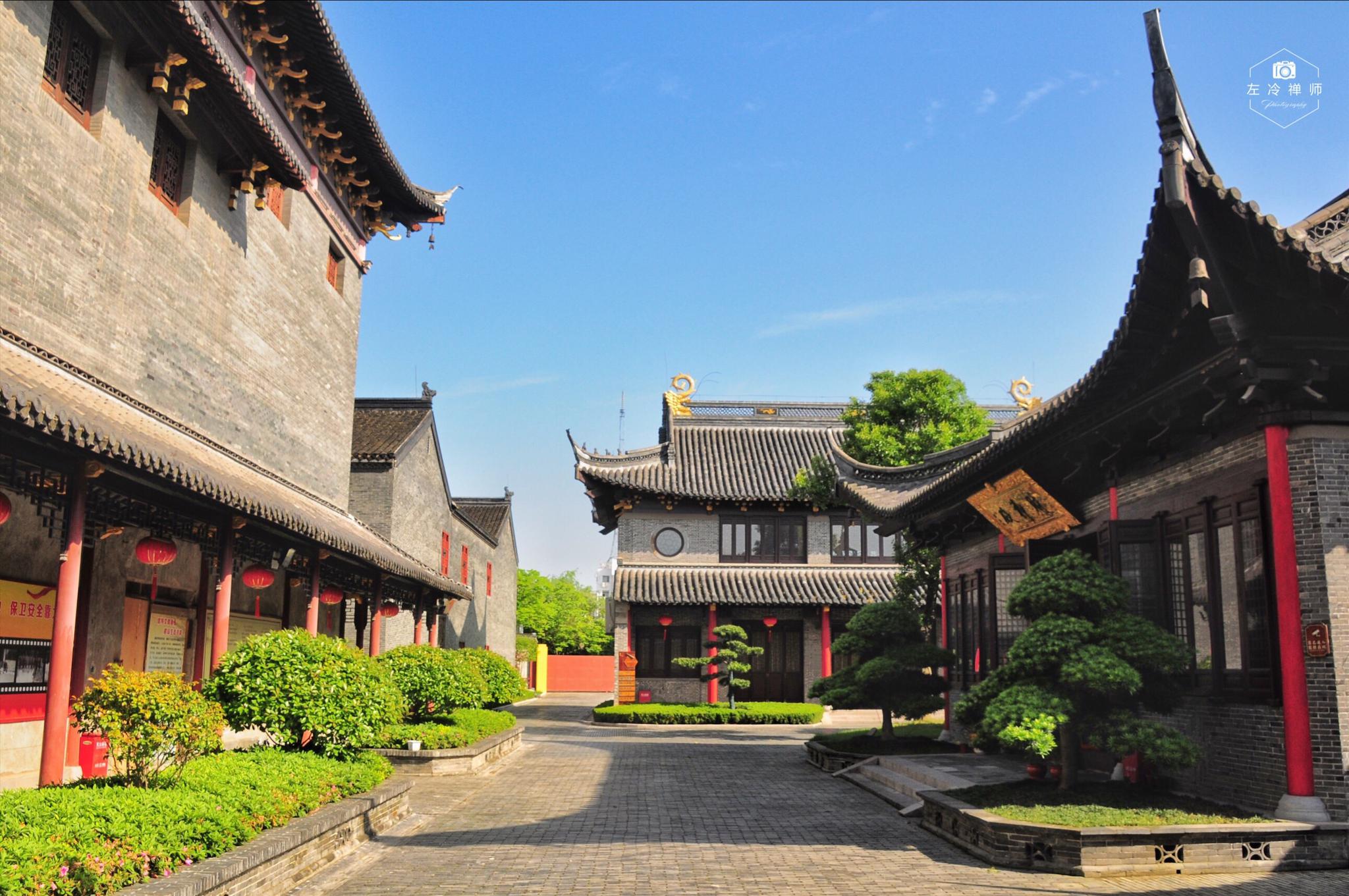 始建于隋朝的如皋定慧寺是一座碧水环寺,山门北向,丹楼抱殿的千年古