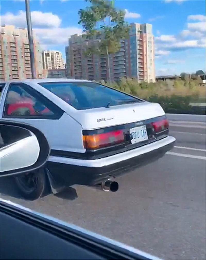 据悉,该款日系车是一辆丰田ae86,83年至87年之间生