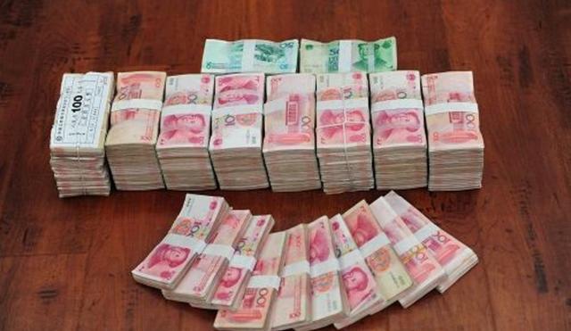 欠债8万, 他离家9年, 回来时开着豪车, 还带来一箱钱, 却没人搭理