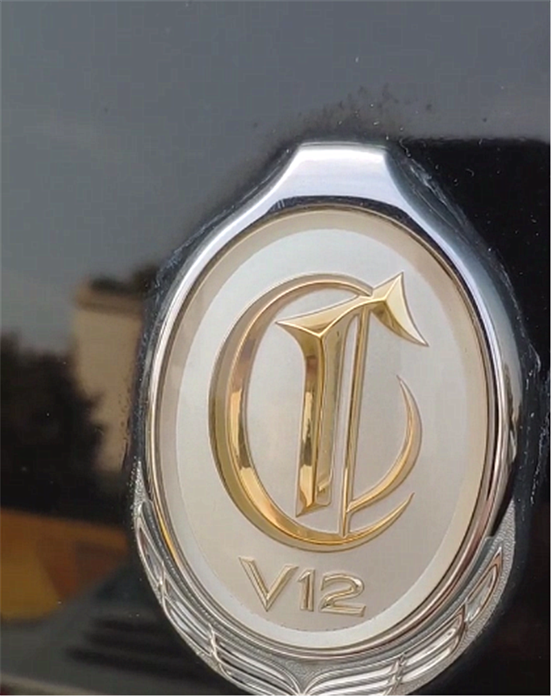 偶遇81万日系车,车标"凤凰",看到侧面一标识就知这车不简单