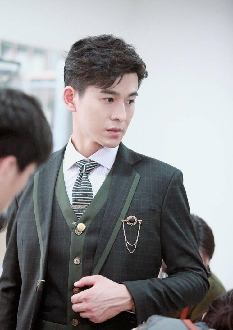 乔振宇晒新发型,角落的乐器暴露他的才华,网友:明明可以靠颜值