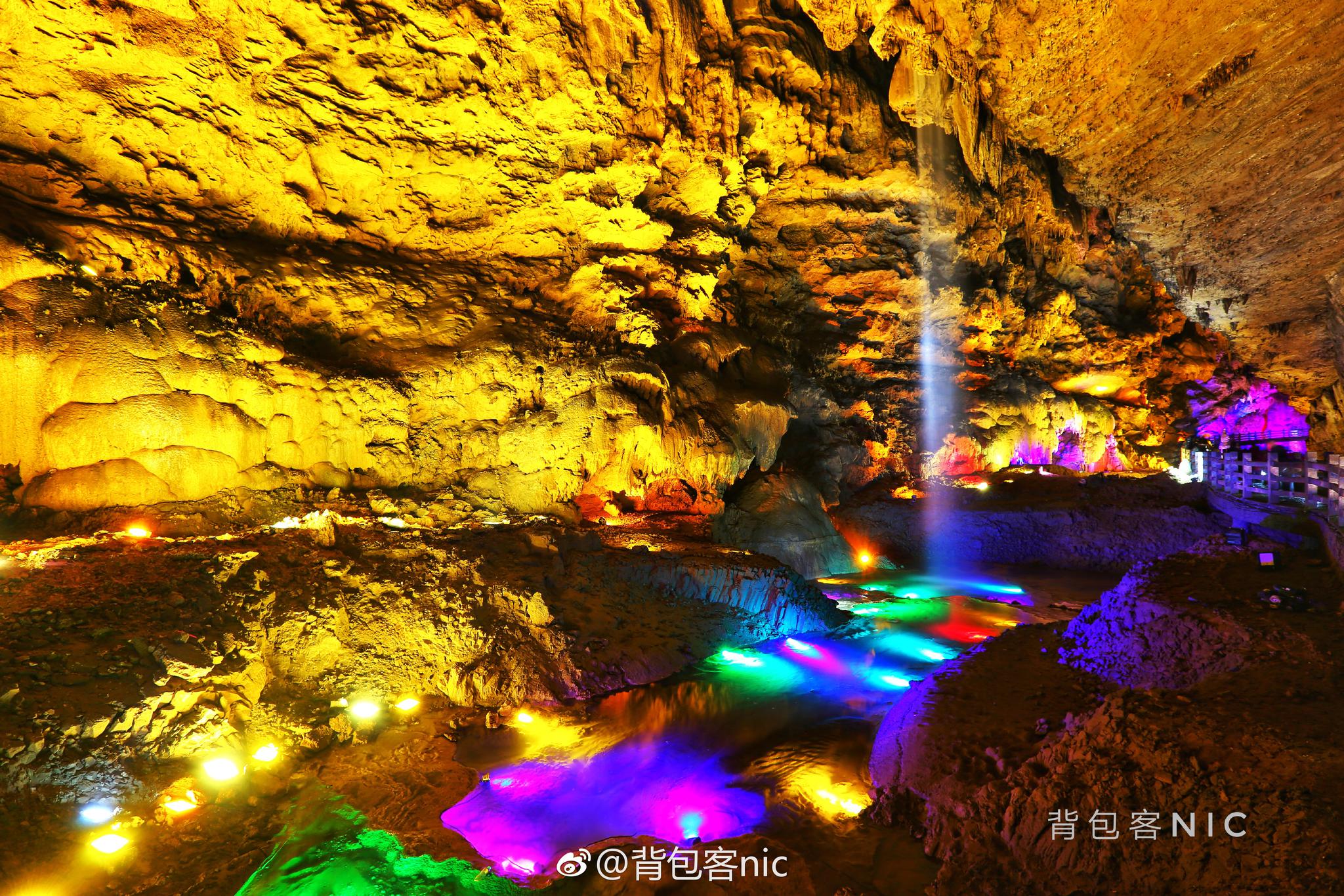 酉阳太古洞,洞府体量庞大,气势磅礴,有宽敞的大厅,曲折的廊道