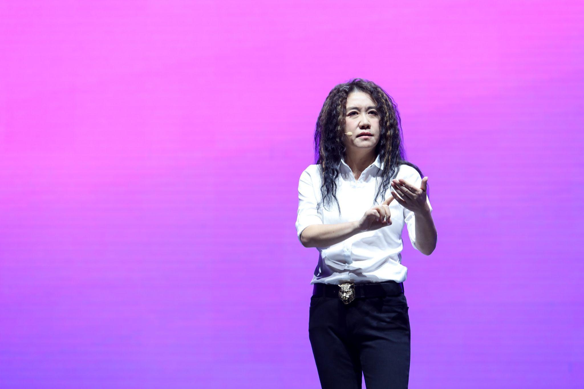 随着舒缓的音乐响起,导演王潮歌仿佛向和老朋友们讨论问题似的缓缓