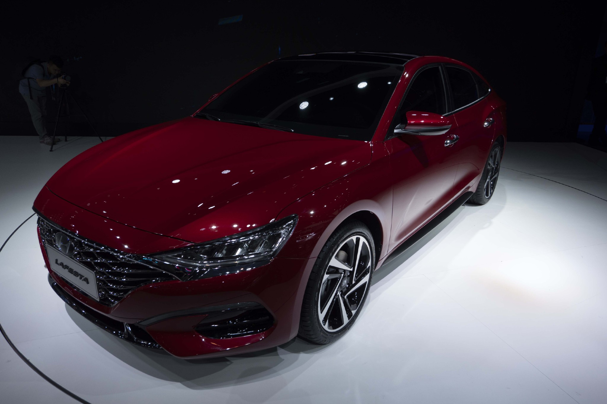 "lafesta"源自意大利语"盛会",寓意"让年轻人狂热的聚会",北京现代