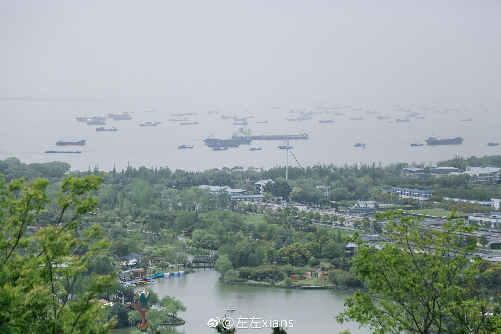 狼山是南通著名的风景名胜区,位于长江北岸。站在山顶可以看见长江
