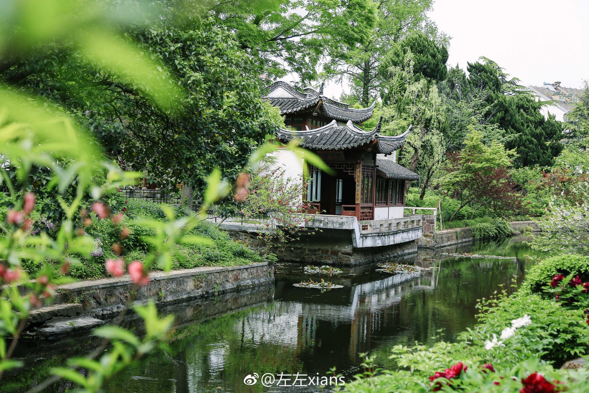 狼山是南通著名的风景名胜区,位于长江北岸。站在山顶可以看见长江