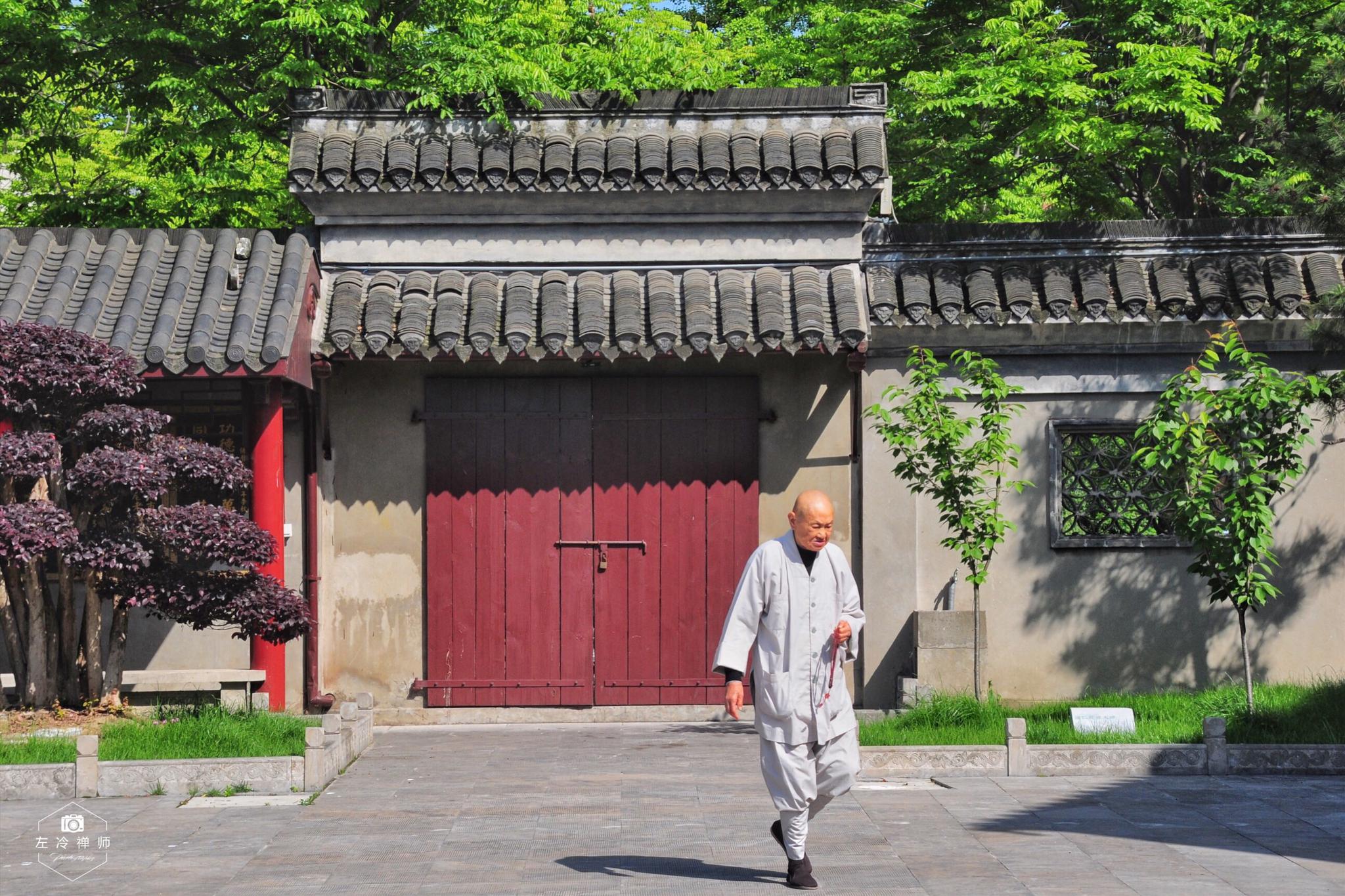 始建于隋朝的如皋定慧寺是一座碧水环寺,山门北向,丹楼抱殿的千年古
