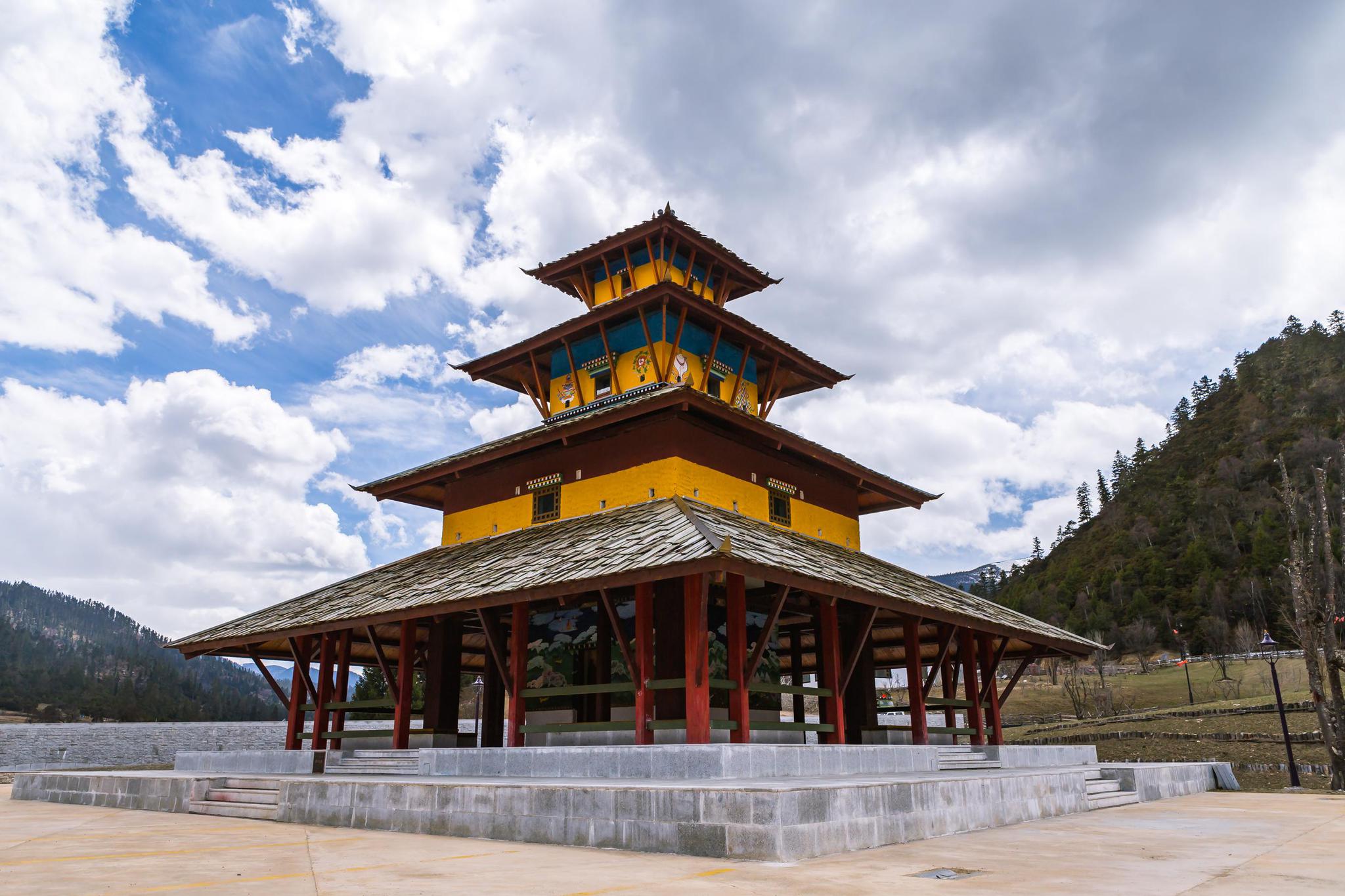 西藏的这个小镇,不仅风景优美充满藏式风格,还有人间美味!