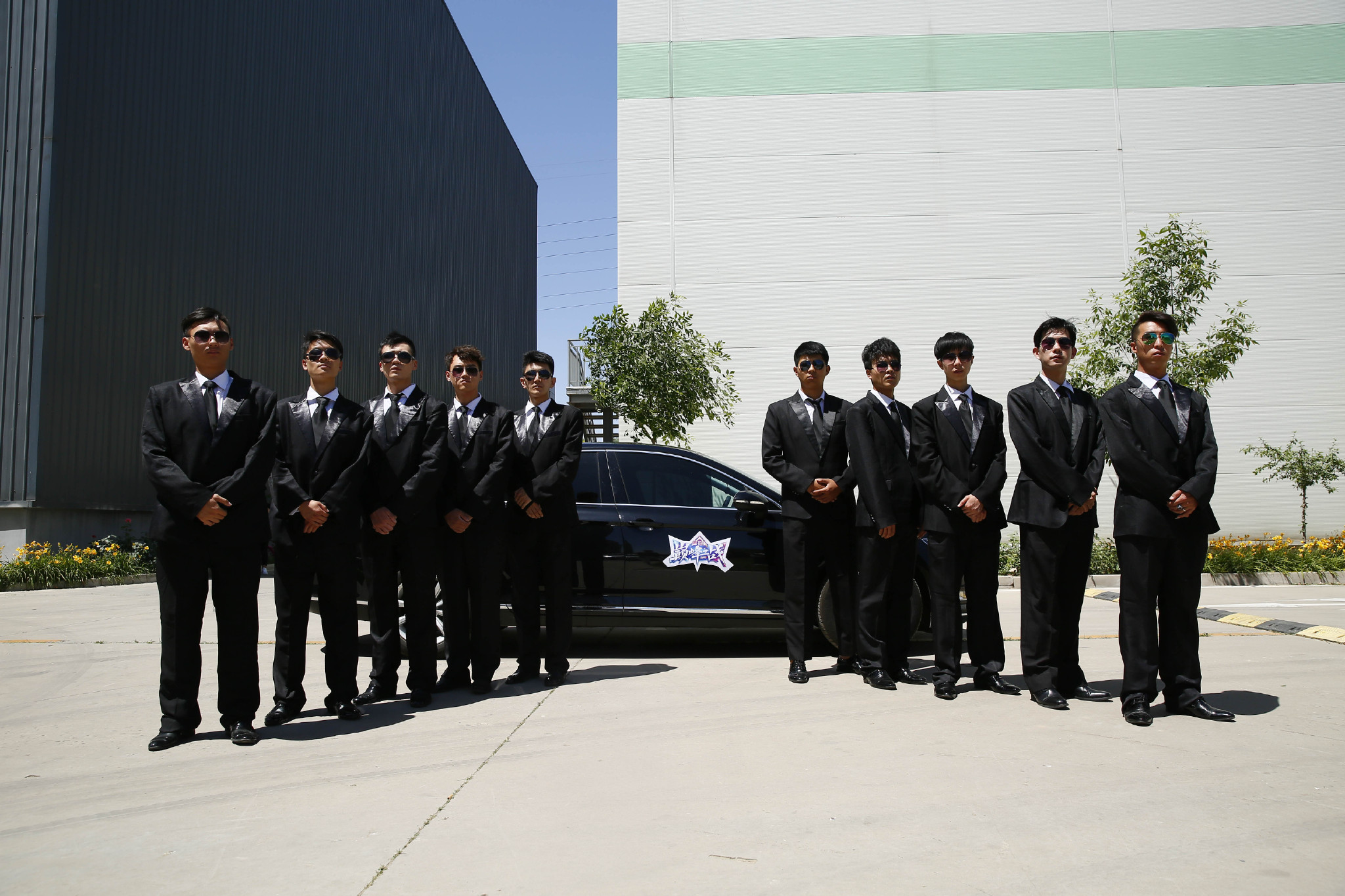 花椒给参加"巅峰之战"的美女主播们配置了专业保镖